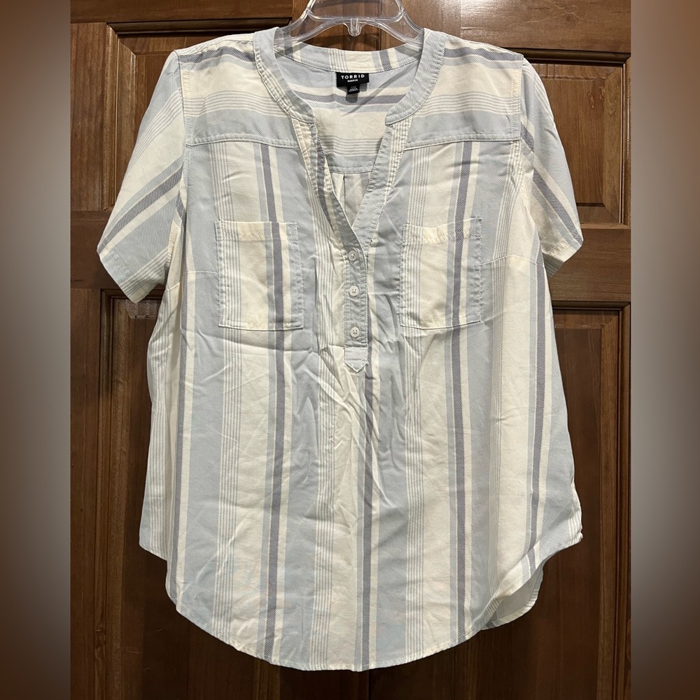 Torrid Harper Challis Short Sleeve Blouse, Blue & White  Pattern, 00 (medium,10)